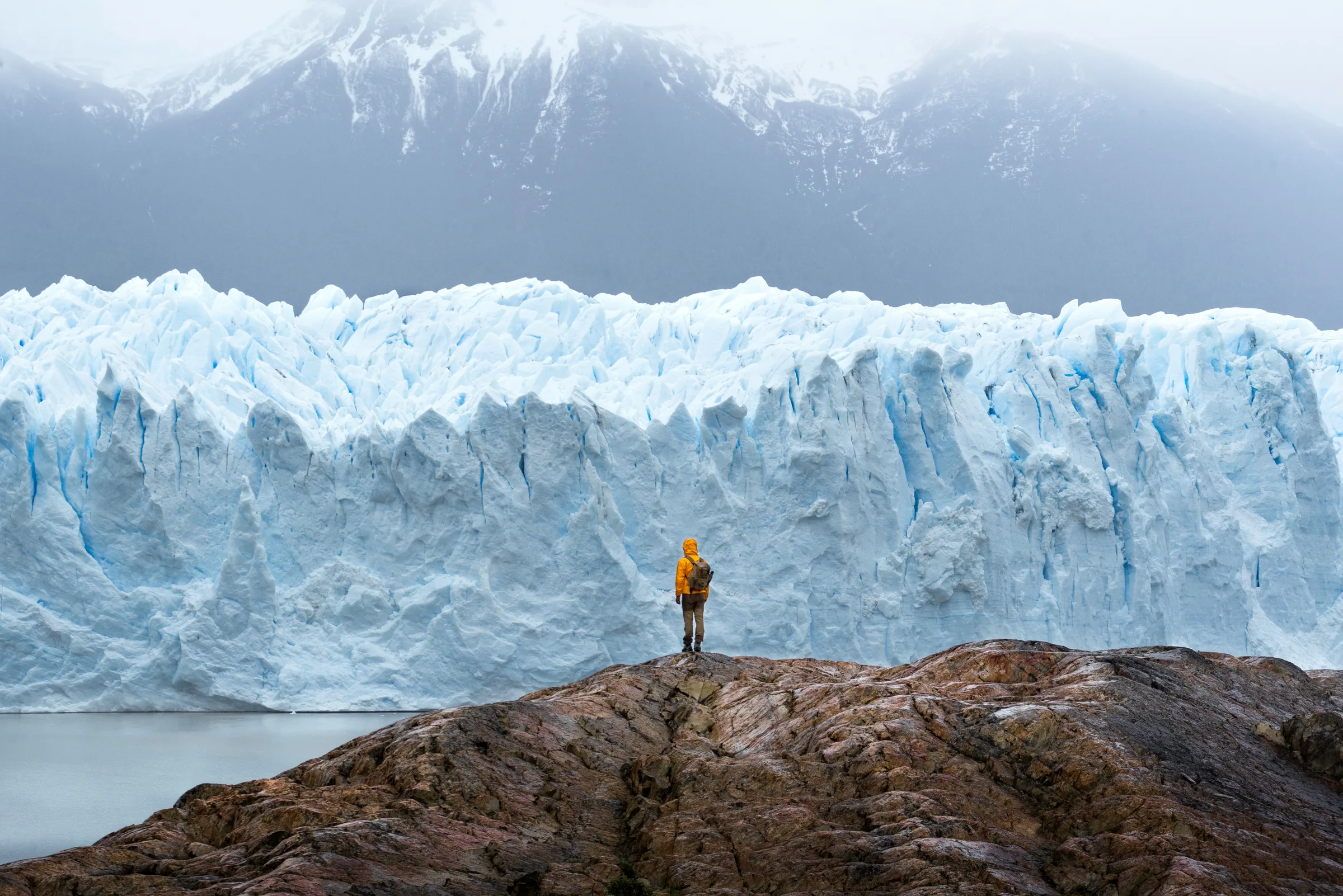 A traveler on the rocks facing the Perito Moreno glacier