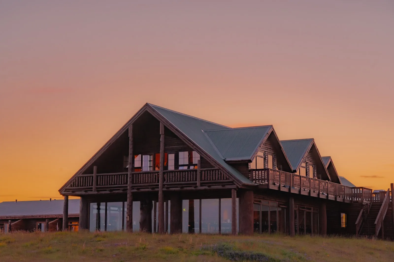 Hotel Rang&aacute; at sunset on the Rang&aacute; river