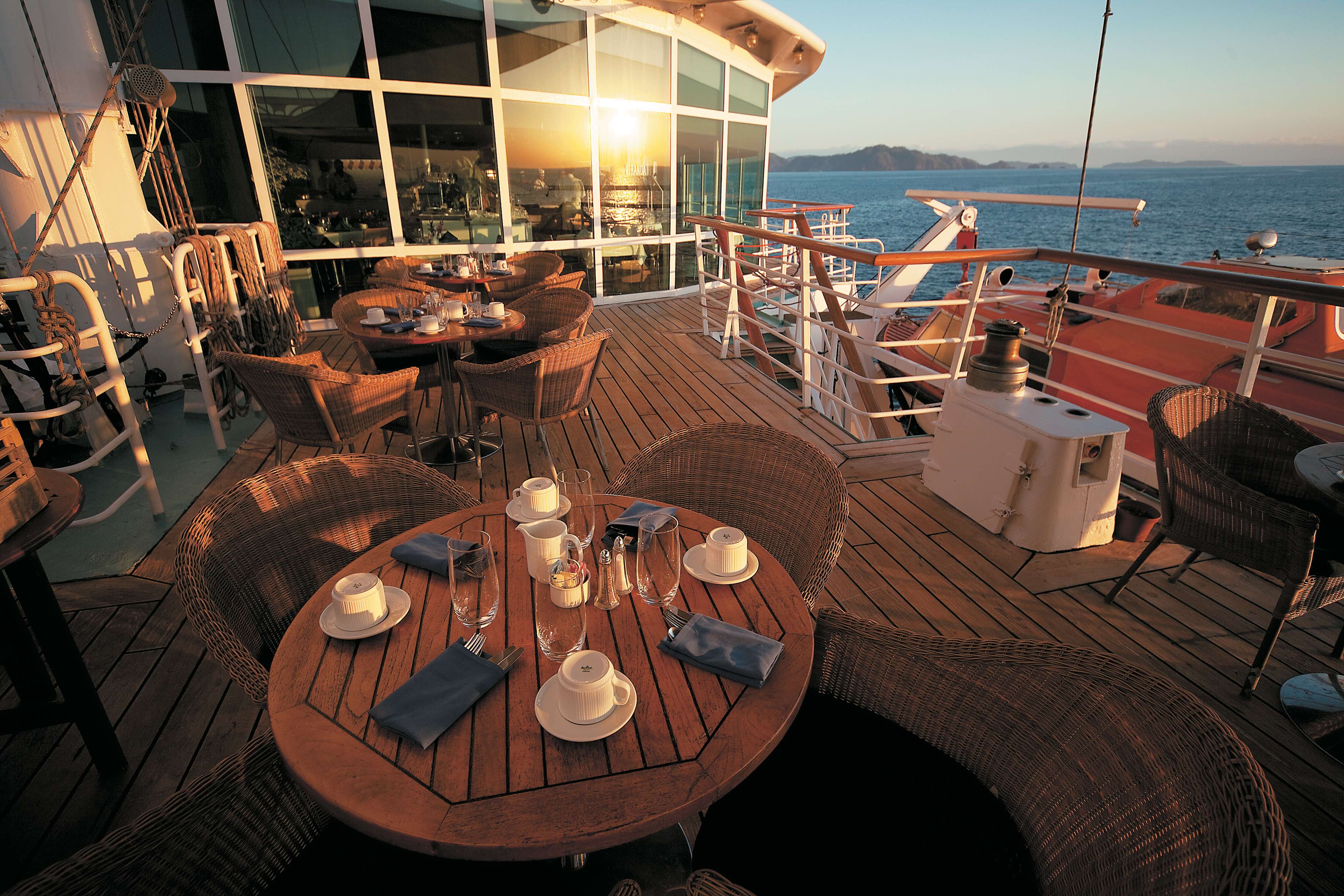 Палуба м в. Ресторан на палубе корабля. Вид с палубы. Ресторан палуба. Палуба круизного лайнера.